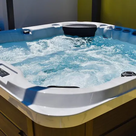 דירה Luxury Rooftop With Terrace And Jacuzzi *