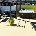 Luxury Rooftop With Terrace And Jacuzzi